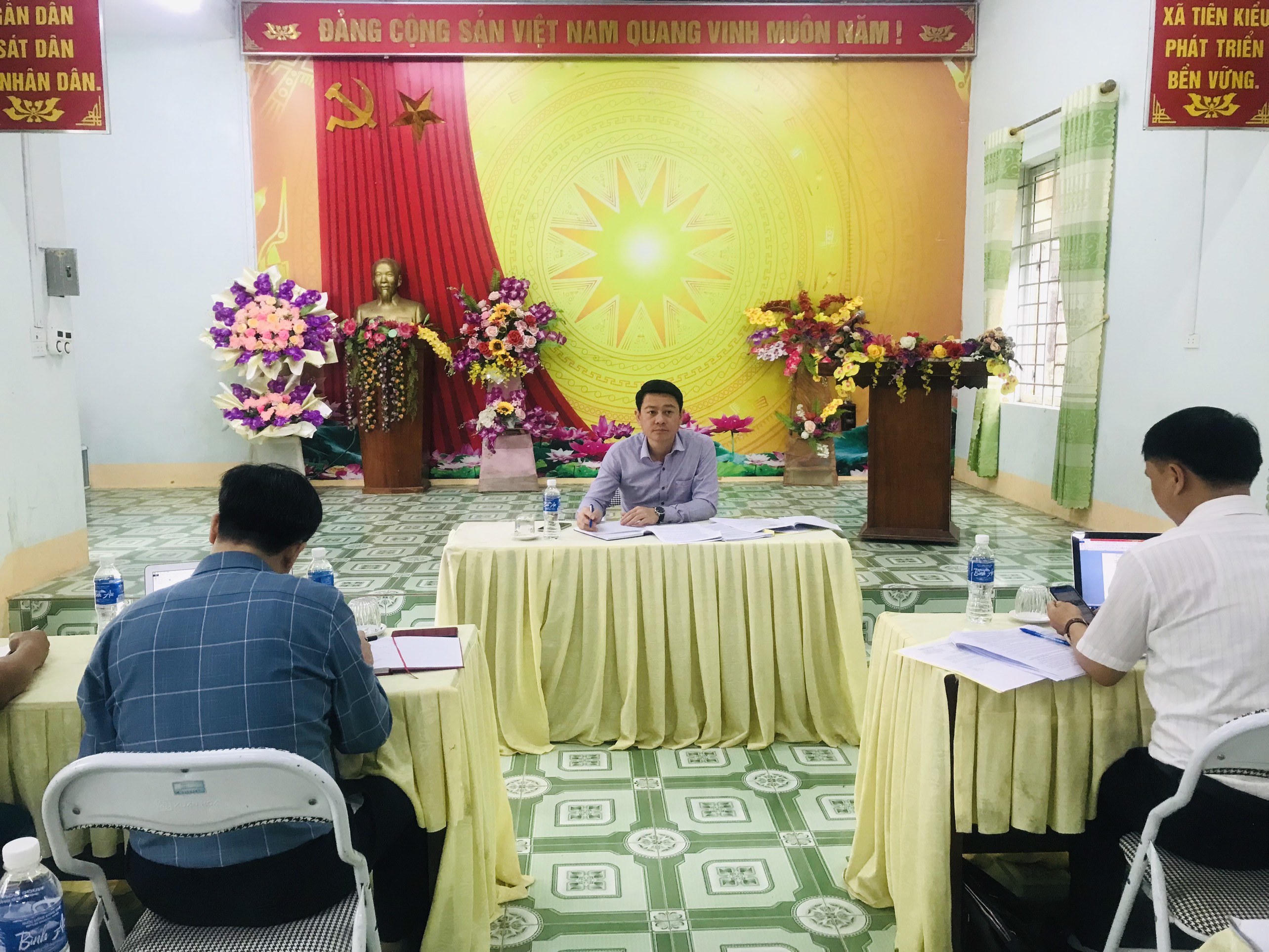 Đoàn sát của HĐND huyện Bắc Quang giám sát việc thực hiện chương trình cải tạo vườn tạp trên địa bàn xã Tiên Kiều